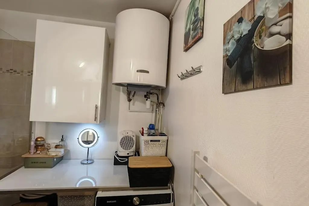 T2 Meuble 1 Er Etage Dans Un Quartier Calme A Paris 17 Apartment 0*,  France