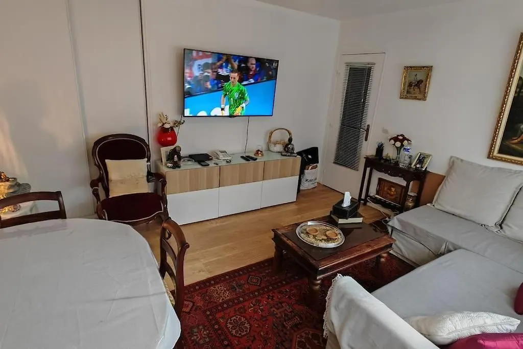 T2 Meuble 1 Er Etage Dans Un Quartier Calme A Paris 17 Apartment France