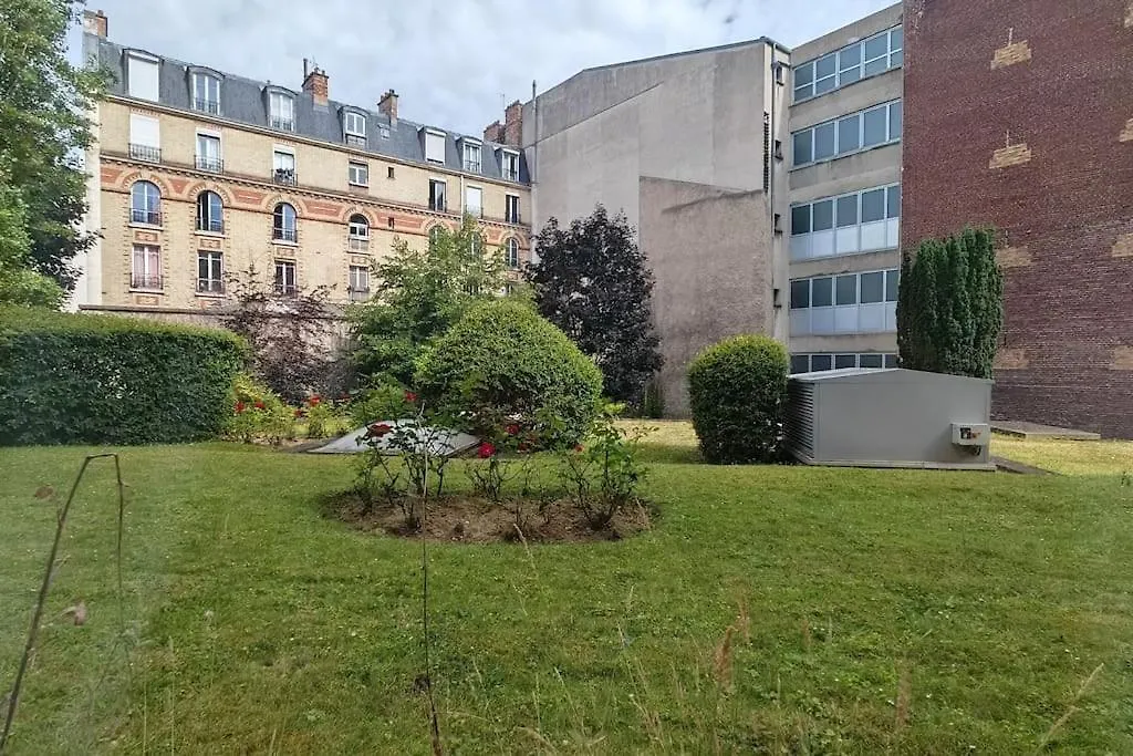 T2 Meuble 1 Er Etage Dans Un Quartier Calme A Paris 17 Apartment France