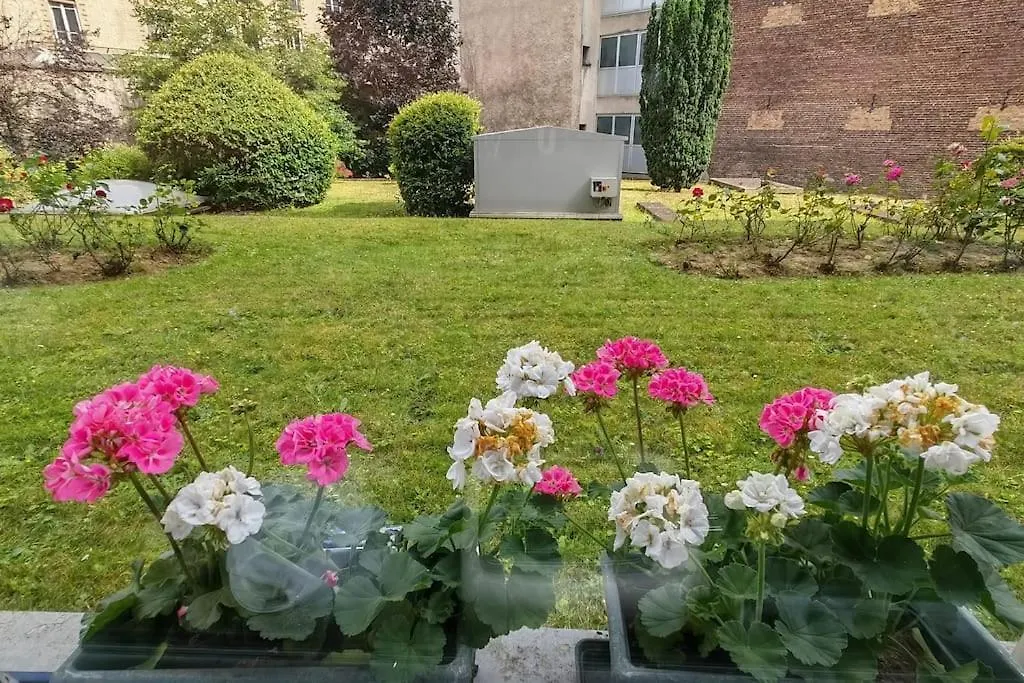 T2 Meuble 1 Er Etage Dans Un Quartier Calme A Paris 17 Apartment