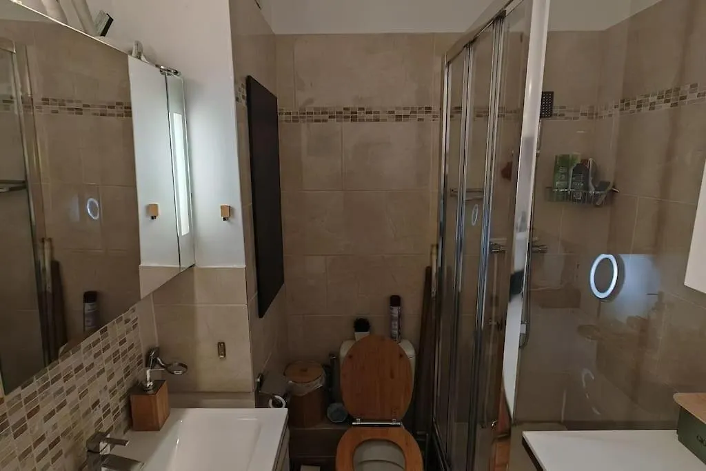 T2 Meuble 1 Er Etage Dans Un Quartier Calme A Paris 17 Apartment